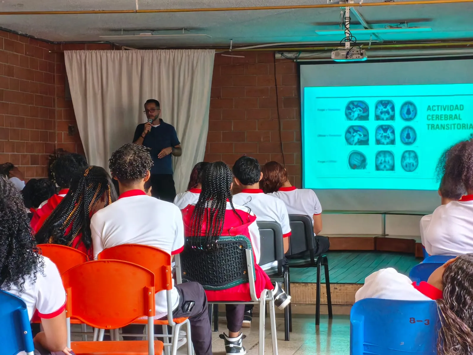 Alejandro Botero, CEO de Solaris BPO, durante su charla sobre el uso ético de la inteligencia artificial en la Institución Educativa Blanquizal